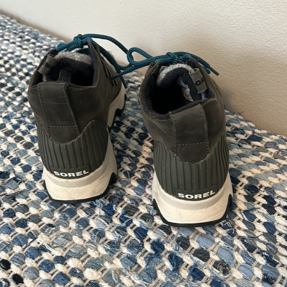 Sorel sneaker boots 7.5 - Picture 3 of 3